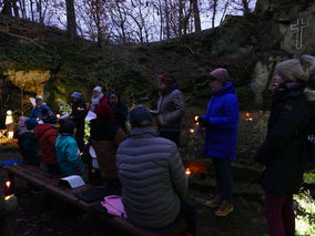 Waldadvent in der Fatima-Grotte (© Karl-Franz Thiede)